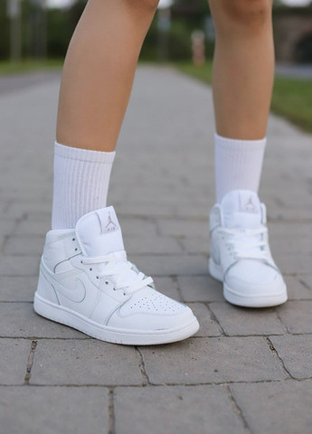 Белые демисезонные кроссовки женские nike air jordan 1 mid triple white 2.0 реплика белые No Brand