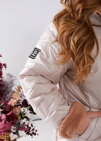 Бежева женская теплая куртка с капюшоном цвет бежевй р.50/52 447637 New Trend