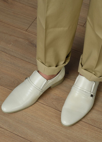 Молочные классические туфли мужские молочного цвета Let's Shop без шнурков