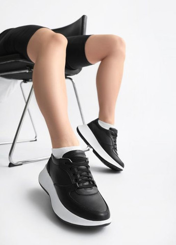 Чорні осінні стильні жіночі шкіряні кросівки чорного кольору на білій підошві Villomi