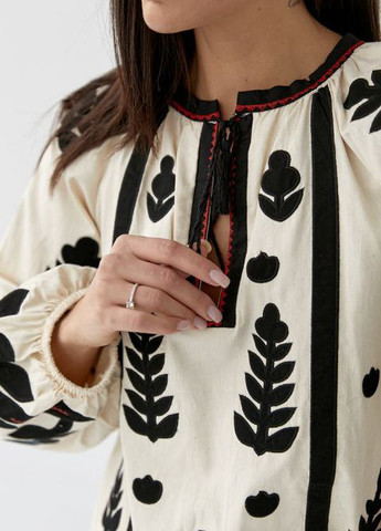 Молочная блузка вышиванка с аппликацией молочная (258264001)