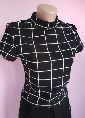 Черная футболка женская укороченная в клеточку SHEIN