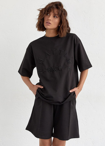 Трикотажный женский костюм с шортами и футболкой с вышивкой - черный Lurex (262810520)