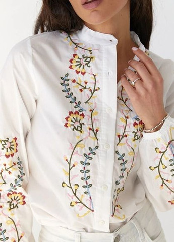 Рубашка вышиванка украшена нежным растительным узором. No Brand (258402522)