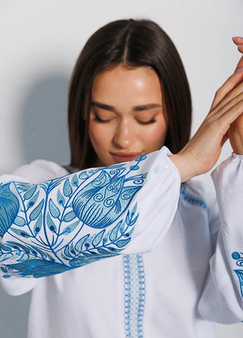 Белая женская вышиванка с цветами гладью на рукавах белая Arjen прямой лен (258996168)