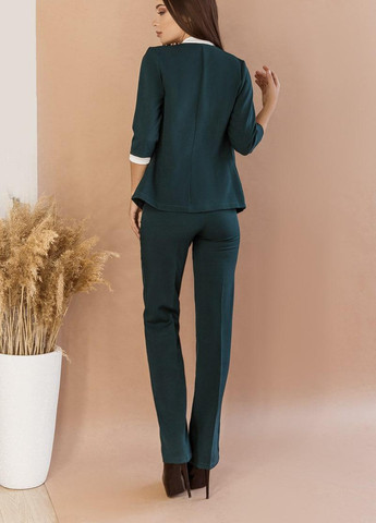 Жіночий стильний брючний костюм із костюмної тканини середньої щільності зеленого кольору р.52/54 383784 New Trend (258685661)