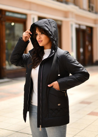 Чорна демісезонна жіноча коротка куртка великих розмірів 830242 Delfy