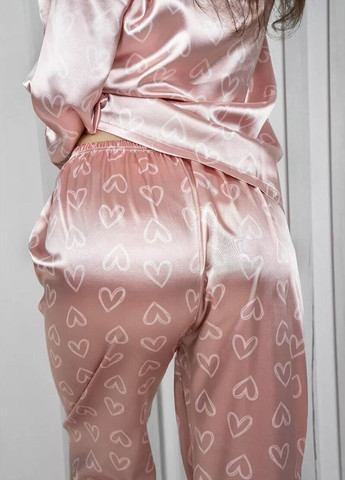 Світло-рожева піжама атласна брючна класична з принтом сердечка сорочка + брюки Cindylove