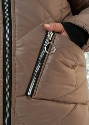 Бежевая женская стеганная куртка прямого кроя с накладными карманами цвет мокко 354249 New Trend