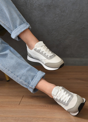 Білі осінні кроссовки женские белого цвета с сірими вставками на шнуровке Let's Shop