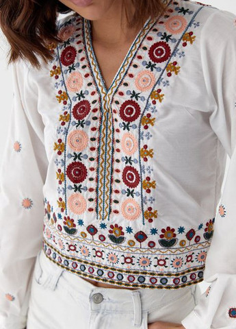 Блузка вышиванка укороченная украшена цветочным вышитым орнаментом. No Brand (258699322)
