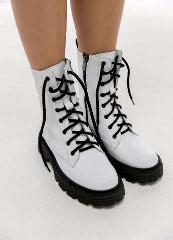Осенние белые женские демисезонные ботинки с черной вставкой Villomi со шнуровкой