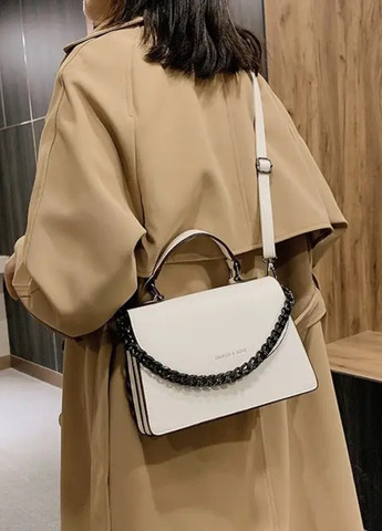 Жіноча класична сумочка крос-боді з ланцюжком через плече на ремінці біла No Brand (257876187)