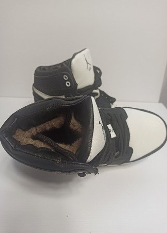 Чорно-білі всесезонні кросівки зимові утеплені No Brand Jordan