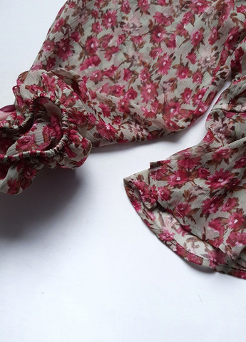 Розовая блуза укороченная с цветочным принтом Stradivarius