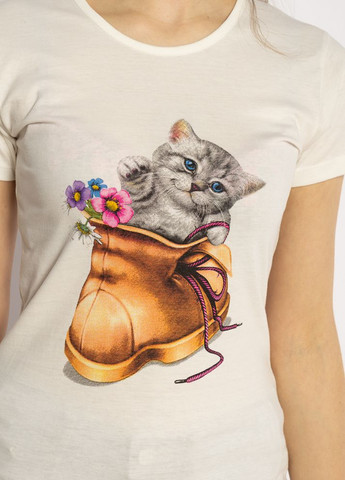 Молочная летняя футболка женская кот в сапоге (молочный) Time of Style
