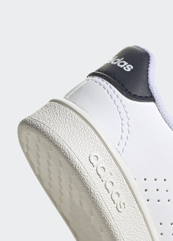 Білі всесезонні кросівки advantage adidas