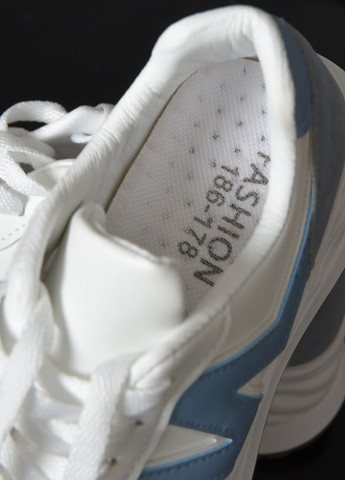 Белые демисезонные кроссовки женские бело-голубого цвета на шнуровке Let's Shop