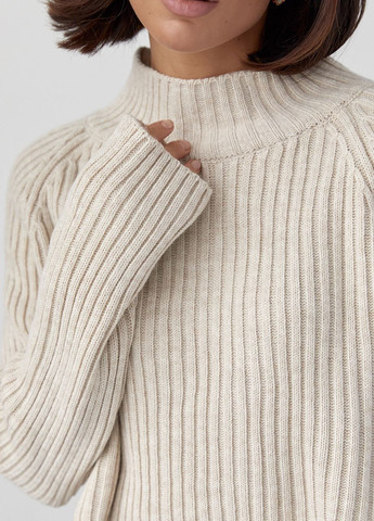 Бежевый зимний короткий вязаный свитер в рубчик с рукавами-регланами - бежевый Lurex