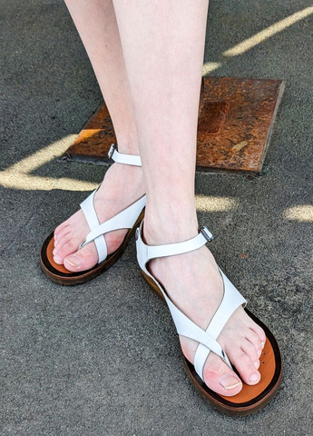 Білі жіночі шкіряні босоніжки на плоскій підошві через палець InFashion босоножки (261242113)
