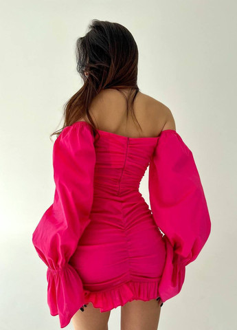 Малиновое шикарное платье с объемными рукавами, которые можно одевать на плечи или спускать, подчеркивающее грудь и талию. No Brand