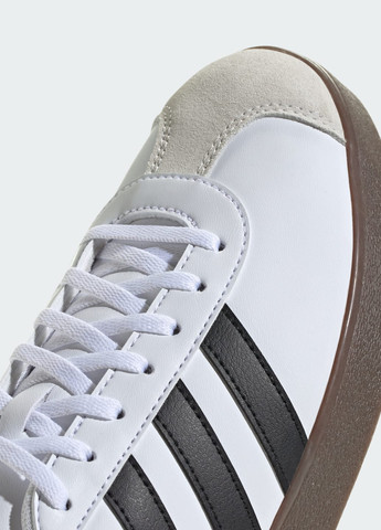 Білі всесезон кросівки vl court base adidas