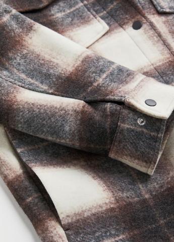Сіро-коричнева демісезонна куртка-сорочка в клітинку H&M