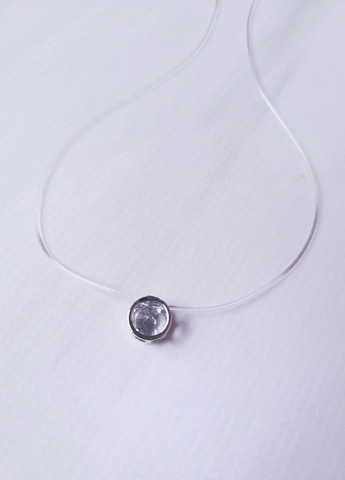 Кулон білий прозорий камінчик на волосіні-резинці в металевій сріблястій оправі No Brand (276004384)