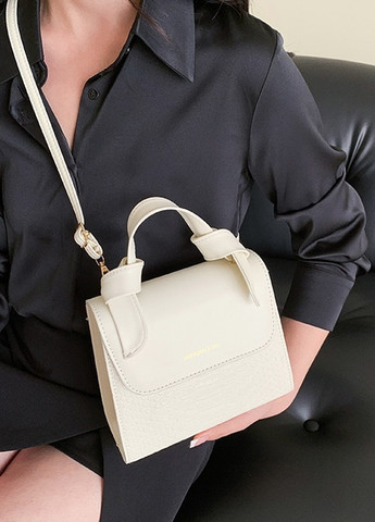 Женская квадратная сумочка кроссбоди рептилия на тонком ремешке белая молочная No Brand (259248596)