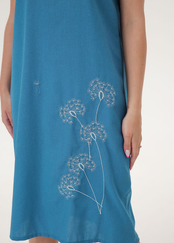 Бирюзовое кэжуал изысканное льняное платье прямого кроя декорировано вышивкой "одуванчики" INNOE однотонное
