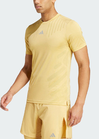 Бежевая футболка hiit airchill workout adidas