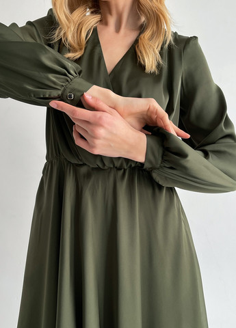 Темно-зеленое праздничный платье с лифом на запах из шелка армани зеленое клеш MORANDI однотонное