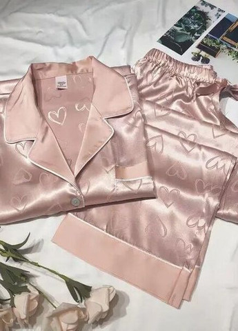 Світло-рожева піжама атласна брючна класична з принтом сердечка сорочка + брюки Cindylove