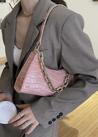 Жіноча маленька сумка рептилія багет крокодиляча шкіра з ланцюжком рожева No Brand (259473648)