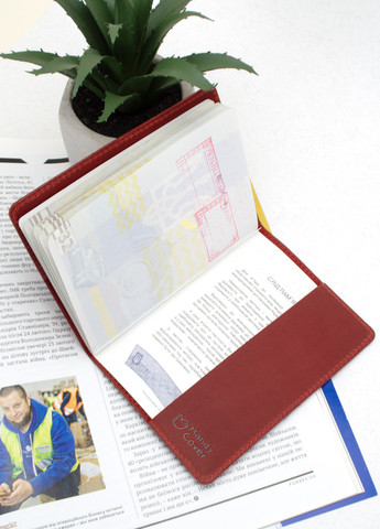 Обкладинка на паспорт шкіряна "Герб" червона з тризубом HandyCover (261406855)