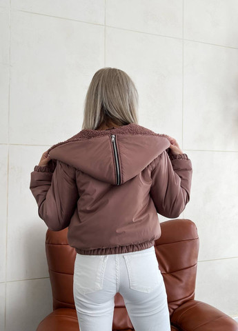 Коричнева жіноча укорочена курточка кольору моко р.42/44 396843 New Trend