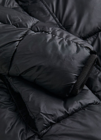 Черная демисезонная стеганная куртка с капюшоном H&M