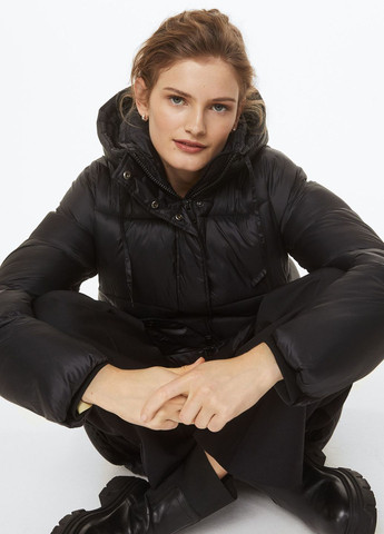 Черная демисезонная стеганная куртка с капюшоном H&M