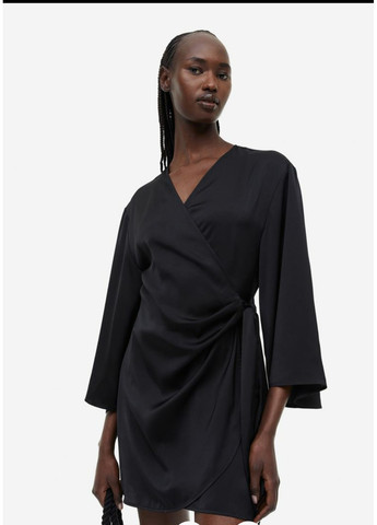 Чорна коктейльна жіноча атласна сукня на запах (55692) 34 чорна H&M