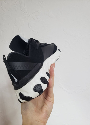 Чорно-білі кросівки Nike