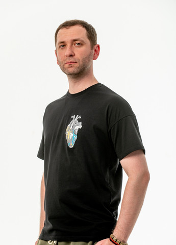 Чорна унісекс футболка оверсайз з вишивкою "сталеве серце" з коротким рукавом VINCA