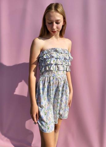 Белое повседневный женское мини платье бандо с рюшами в цветы белое бандо Boohoo с цветочным принтом