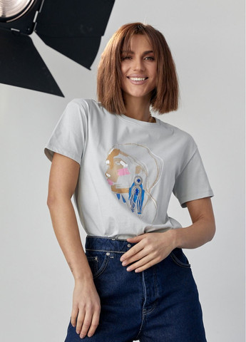 Серая летняя женская футболка украшена принтом девушки с сережкой - серый Lurex