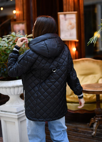 Чорна демісезонна жіноча куртка 956142 Svidni