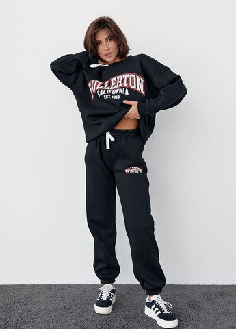 Женский спортивный костюм на флисе с принтом Fullerton California - черный Lurex (266555761)