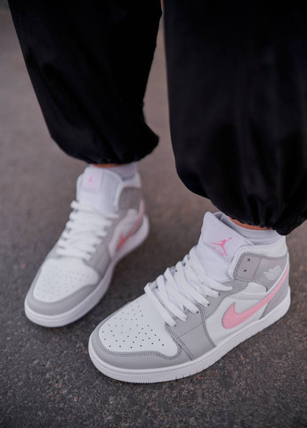 Світло-сірі осінні кросівки жіночі,вьетнам Nike Air Jordan 1 Retro High Grey Pink