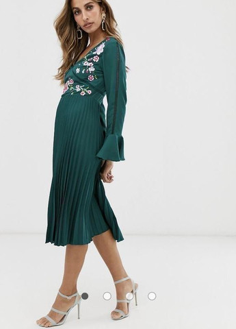 Зеленое плиссированное платье с вышивкой и кружевными вставками design Asos
