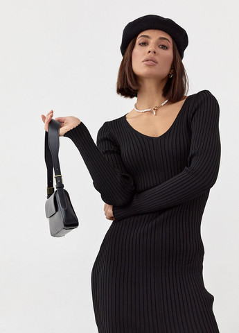Черное коктейльное силуэтное платье в рубчик с разрезом спереди - черный Lurex