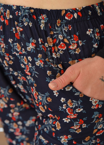 Бриджі жіночі темно-синього кольору з квітковим принтом розмір 48-50 Let's Shop (258287499)