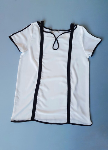 Біла літня блузка жіноча біла з чорними швами livagirl 955 xl(48) No Brand